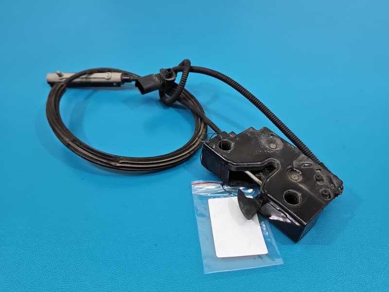 Zamek maski 2piny Vw Golf Sportsvan 5G1823509B