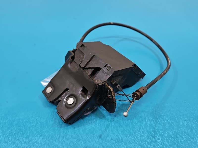 Zamek klapy tył Mercedes W203 sedan 3 PIN A2037500184