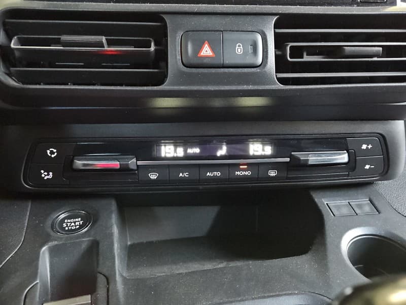 Konsola panel nawiewu Peugeot Rifter 98340419ZD