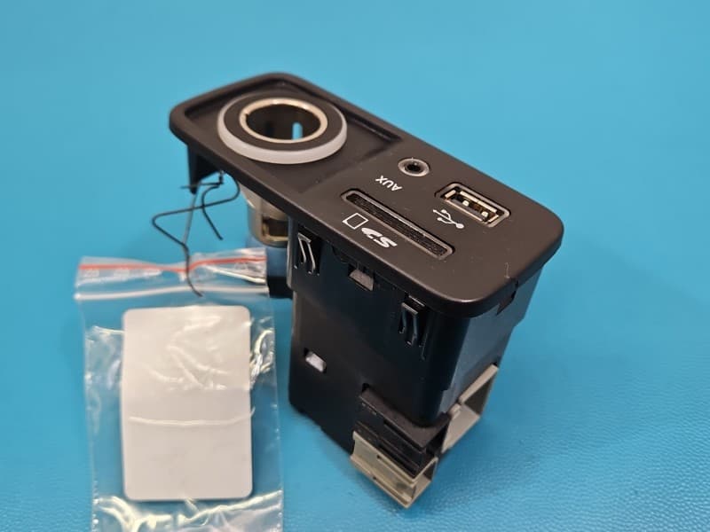 Gniazdo USB Jeep Cherokee KL 13918829-03 68139536AC