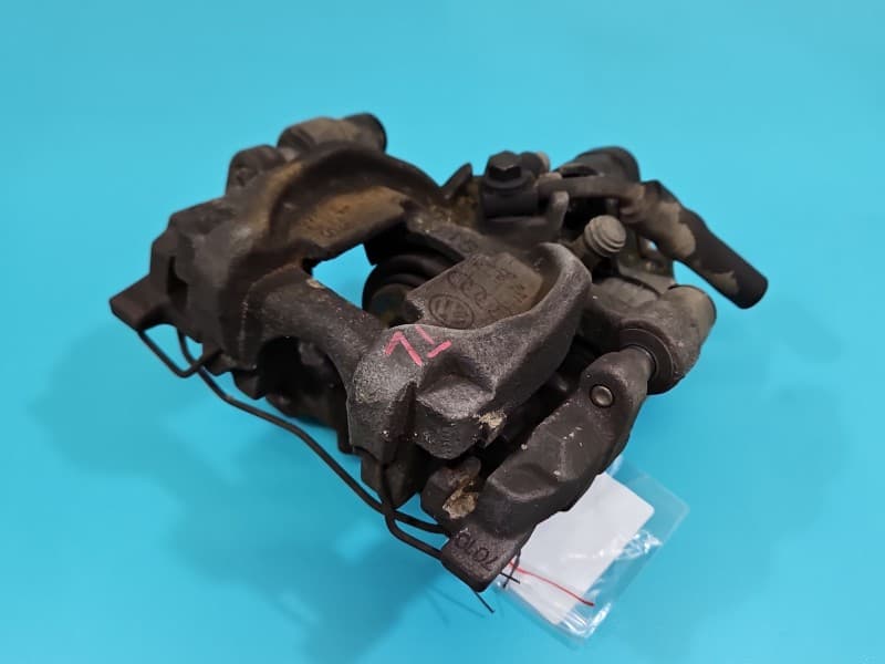 Zacisk tył lewy Audi A3 8V HB 1,4 TFSI