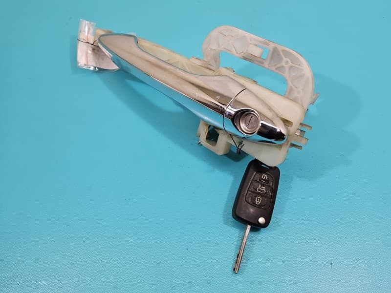 Klamka przód lewa zewnętrzna Hyundai Ix35 90721-00400 AA3 - SIRIUS SLIVER