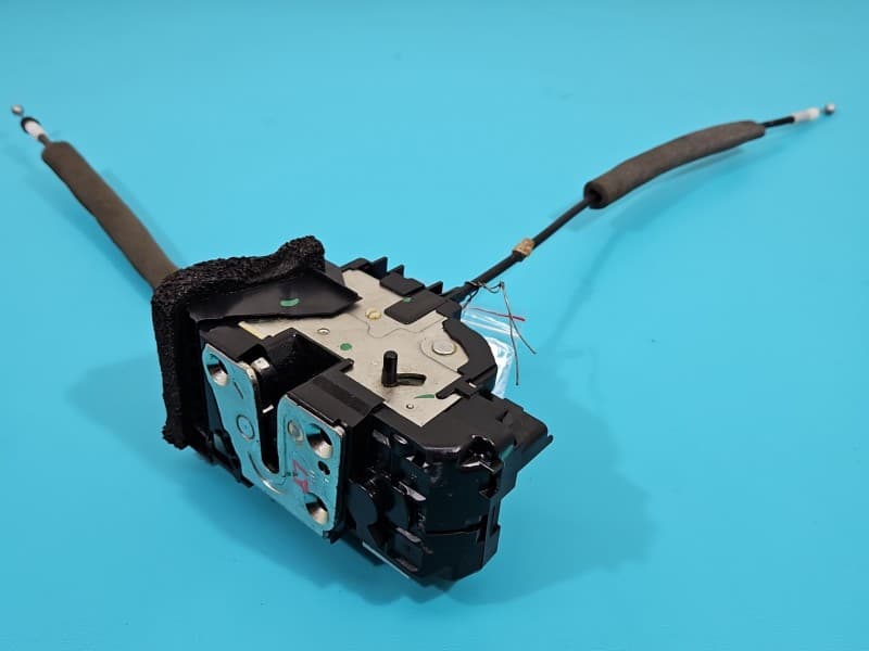 Zamek tył lewy Nissan Juke I F15 10-19 3 pin