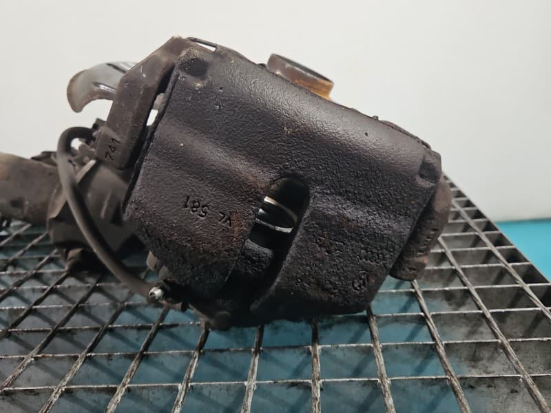 Zacisk przód lewy Vw Passat CC 2,0 tdi