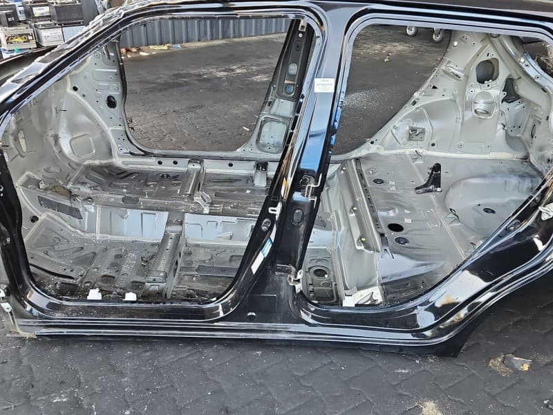 Próg lewy SŁUPEK ŚRODKOWY B Suzuki Swift Mk8 HB 5d Zmv c03
