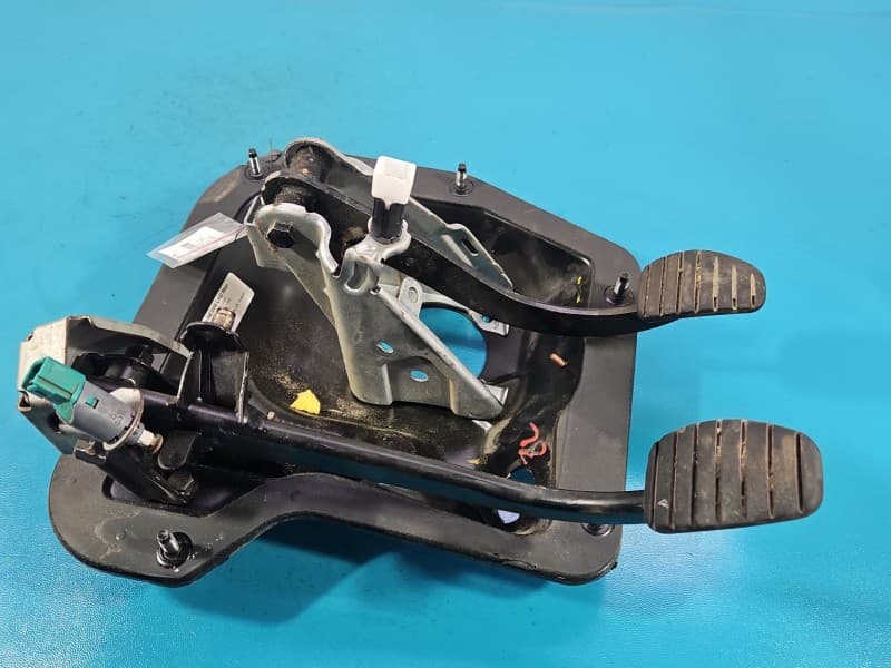 Pedał pedały Nissan Primastar 01-14 hamulca sprzęgła