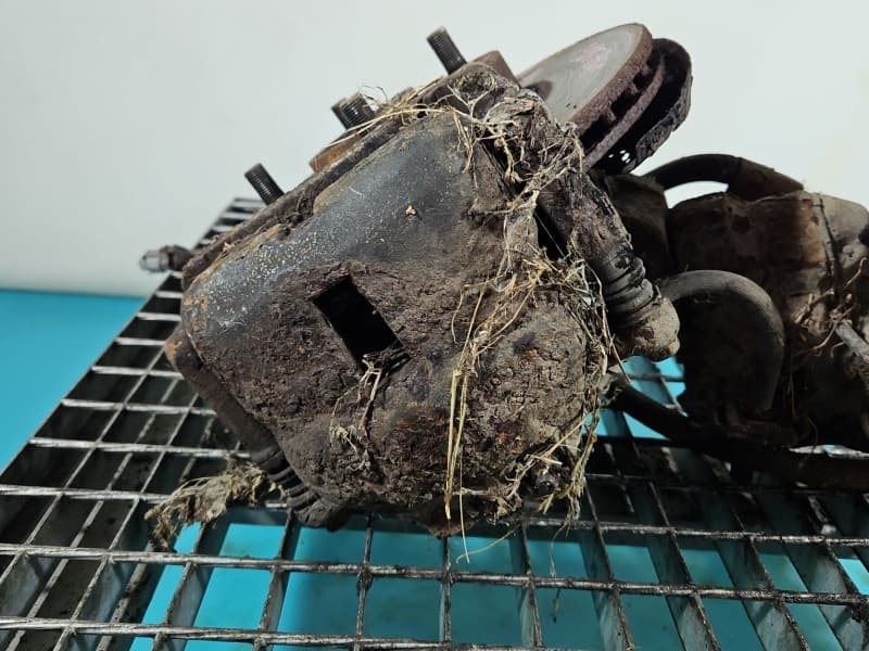 Zacisk przód prawy Nissan Primera P11 1,8 16V