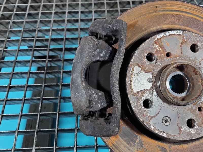 Zacisk przód lewy Suzuki Swift Mk6 1,6 16V