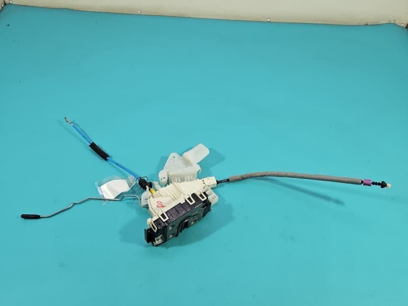 Zamek przód prawy Mercedes W212 EUROPA 4pin A0997200435