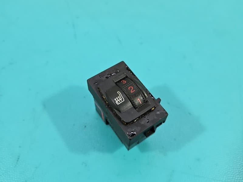 Przełącznik Podgrzewania fotela lewego Peugeot 508 I 10-18 98019841ZD