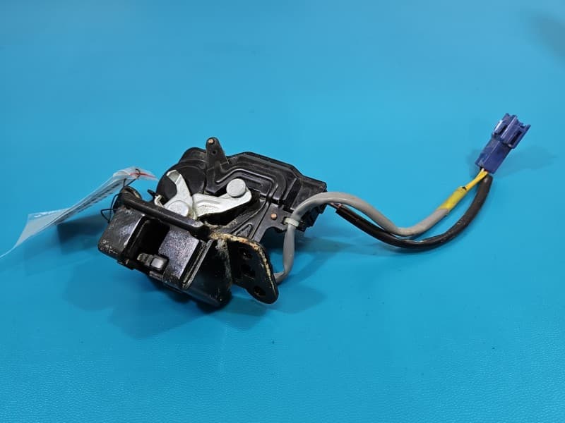 Zamek klapy tył Toyota Avensis II T25 kombi 4 PIN kombi