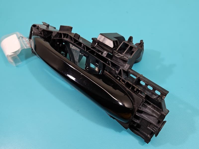 Klamka tył prawa zewnętrzna Mercedes W205 A0997601800 czarny 197