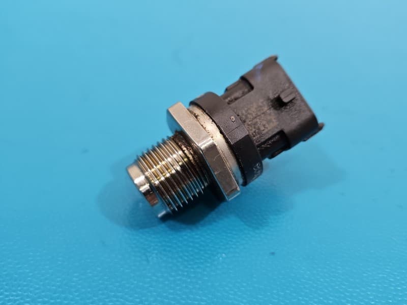 Czujnik ciśnienia paliwa regulator Nissan X-trail III T32 13-21 8200897892