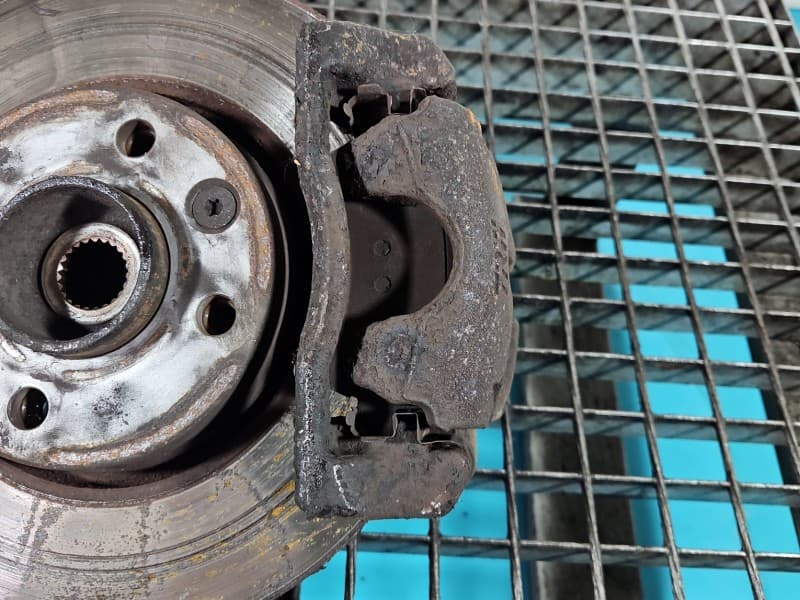 Zacisk przód prawy Nissan Note I E11 1,5 dci