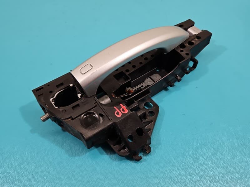 Klamka przód prawa zewnętrzna AUDI Q5 8R 08- 8T0837886B srebrny LX7W