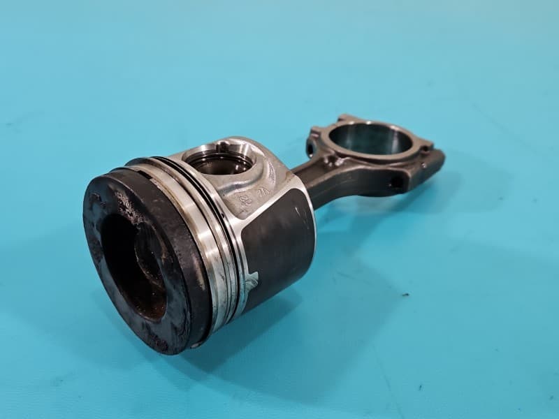 Tłok Nissan Qashqai II J11 13-21 1,6 dci R9MA410 131KM