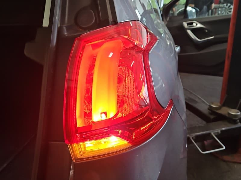 Lampa tył prawa błotnika Peugeot 2008 I 13-19 HB EUROPA 9678074380