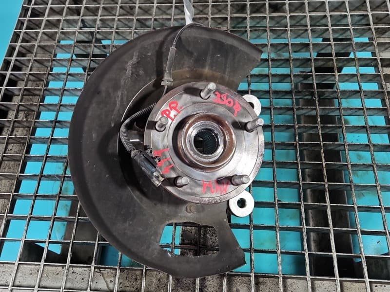Zwrotnica prawa piasta przód 3,6 V6 Dodge Caravan V 07-20