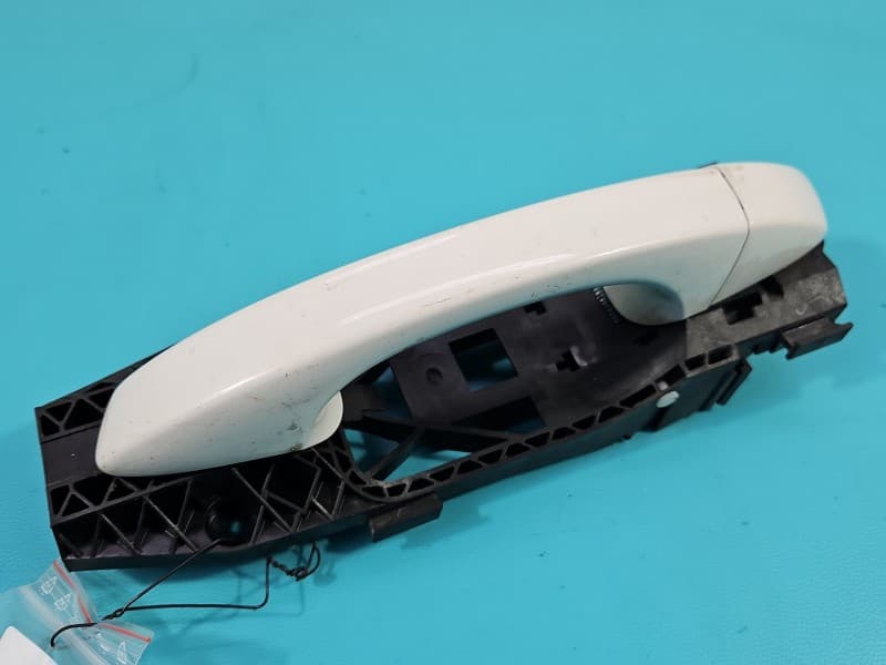 Klamka tył lewa zewnętrzna Skoda Superb III 7P6839885 biały LF9E