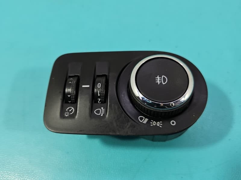 Przełącznik włącznik świateł Opel Corsa E 13470443