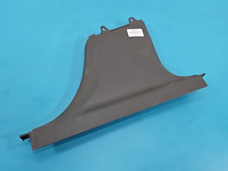Osłona ZAŚLEPKA PLASTIK RYSY SŁUPKA PRAWA Mercedes CLA C118 X118 A1186920200