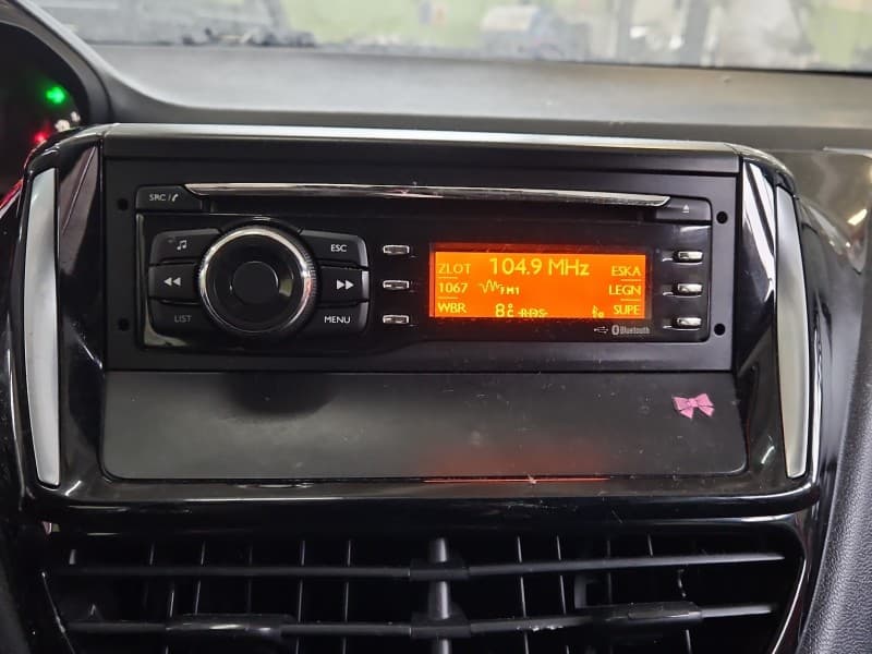 Radio fabryczne Peugeot 208 I 12-19 98030745ZD radioodtwarzacz