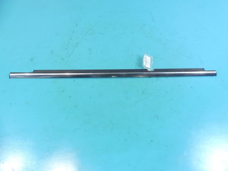 Listwa dekor deski Mercedes GLK X204 08- A2047353365 zgarniająca drzwi przód prawa