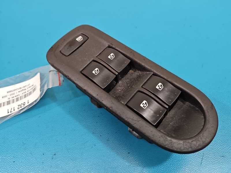 Przełącznik szyb Renault Megane II Stan taki jak na zdjęciach EU 156018070