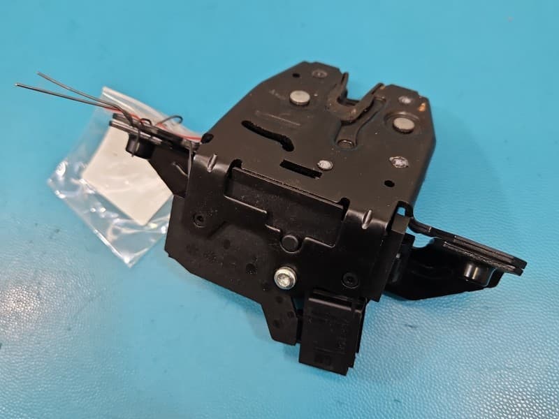 Zamek klapy tył Chevrolet Aveo T300 HB 3 PIN 13583437