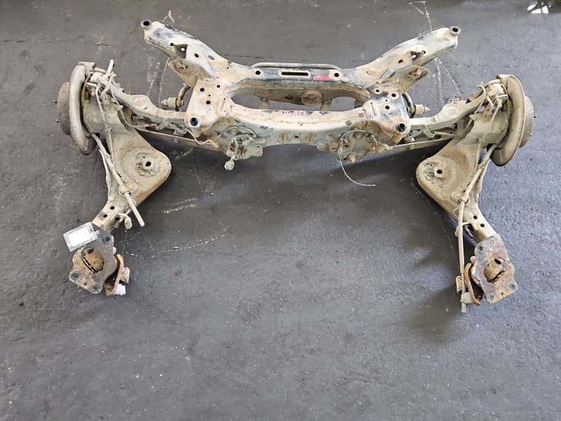 Tylna belka oś tył Nissan Qashqai I J10 06-13 1,6 16V KR16