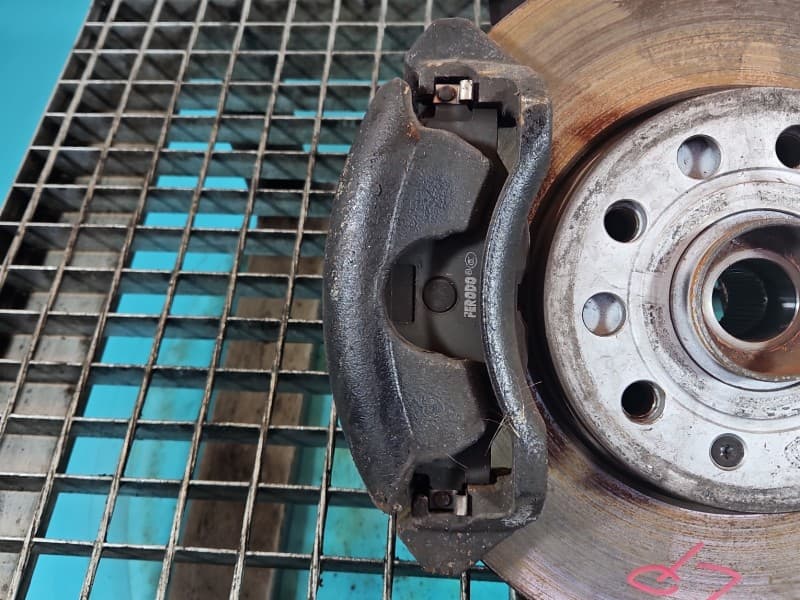 Zacisk przód lewy Vw Golf VII 1,6 tdi
