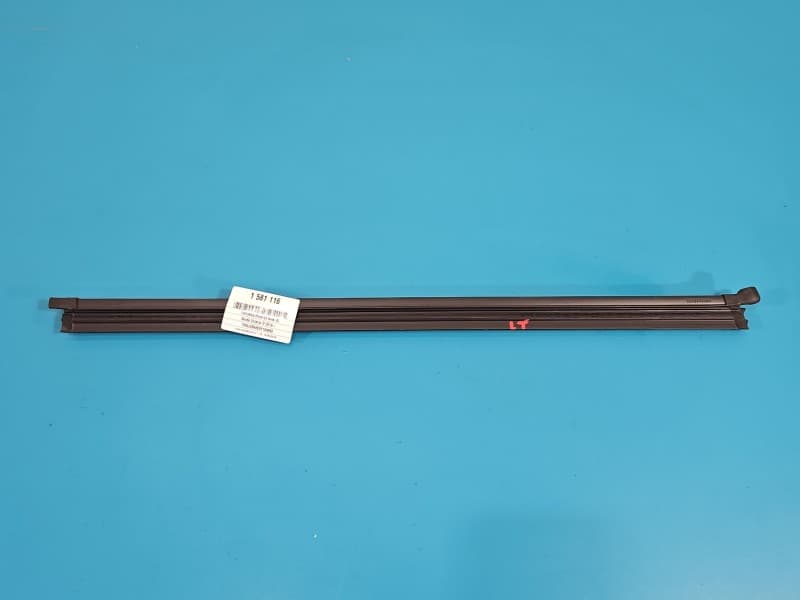 Uszczelka drzwi tył lewa Skoda Octavia IV 5E3839479