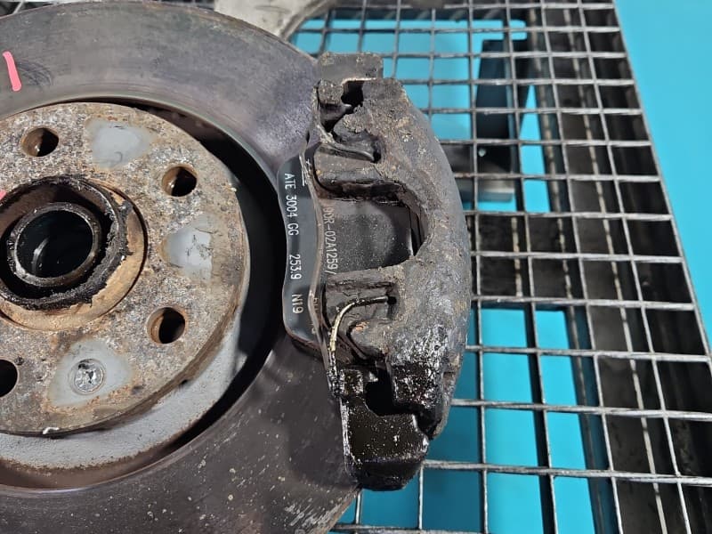 Zacisk przód lewy Audi A6 C5 2,4 V6