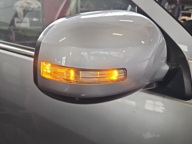 Lusterko prawe Mitsubishi Outlander II 06-13 9-PIN, składane elektrycznie. Pęknięta obudowa europa