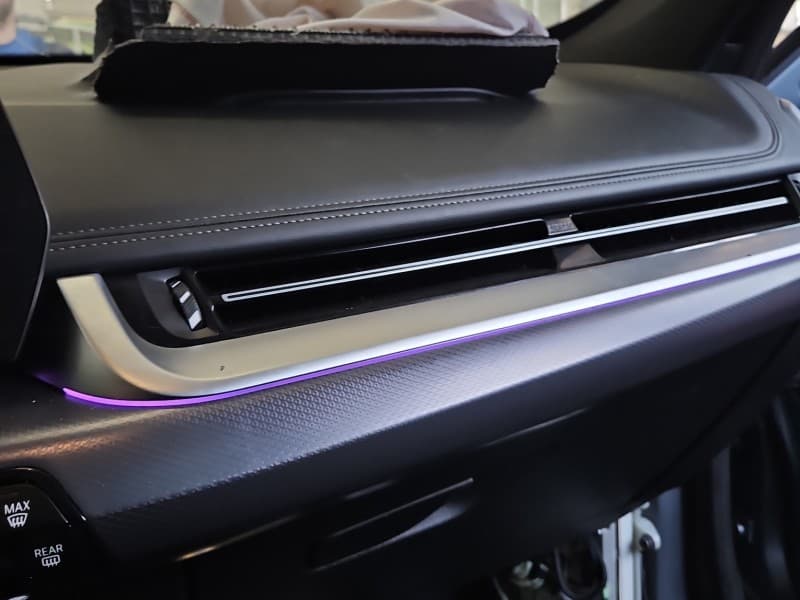 Listwa dekor deski BMW iX1 U11 9636254 9483381 podświetlana, z diodą Led i światłowodem