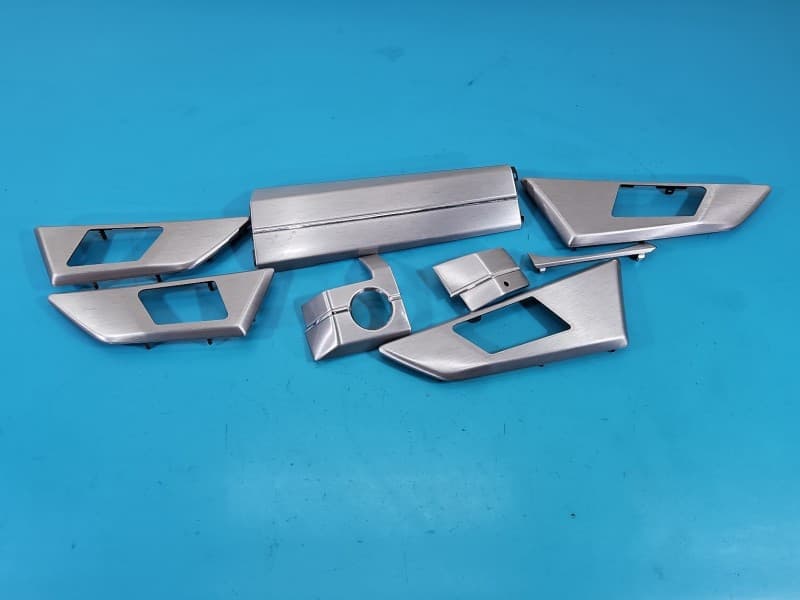Listwa dekor deski Mercedes GLK X204 08- A2047301348 A2047203048 A2046800408 A2046809707 Uszkodzone mocowania na listwie ozdobnej prawej z deski rozdzielczej