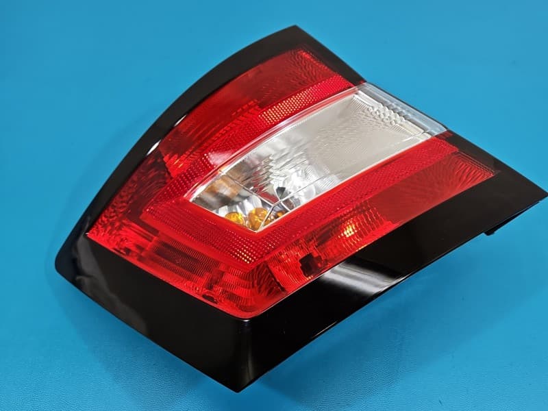 Lampa tył lewa błotnika Skoda Fabia III kombi EUROPA 6V9945095