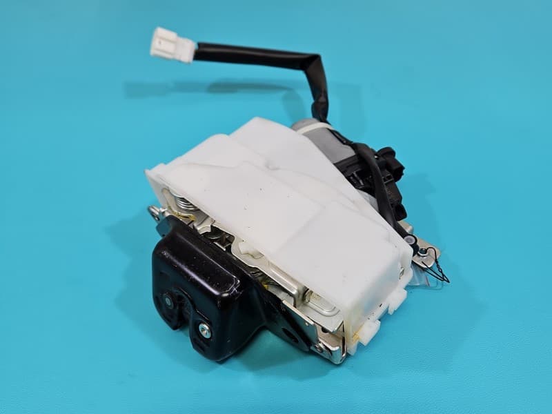 Zamek klapy tył HondaCR-V IV 12-18 HB 2 + 6 PIN D76-61372-C