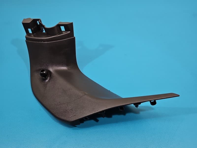 Osłona ZAŚLEPKA PLASTIK Rysy / OSŁONA BAGAŻNIKA PRAWA Opel Grandland YP00036477