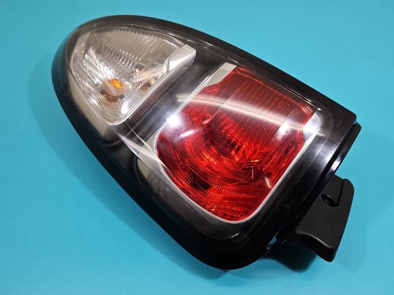 Lampa tył lewa błotnika Citroen C3 Picasso 08-17 HB EUROPA 9681727280