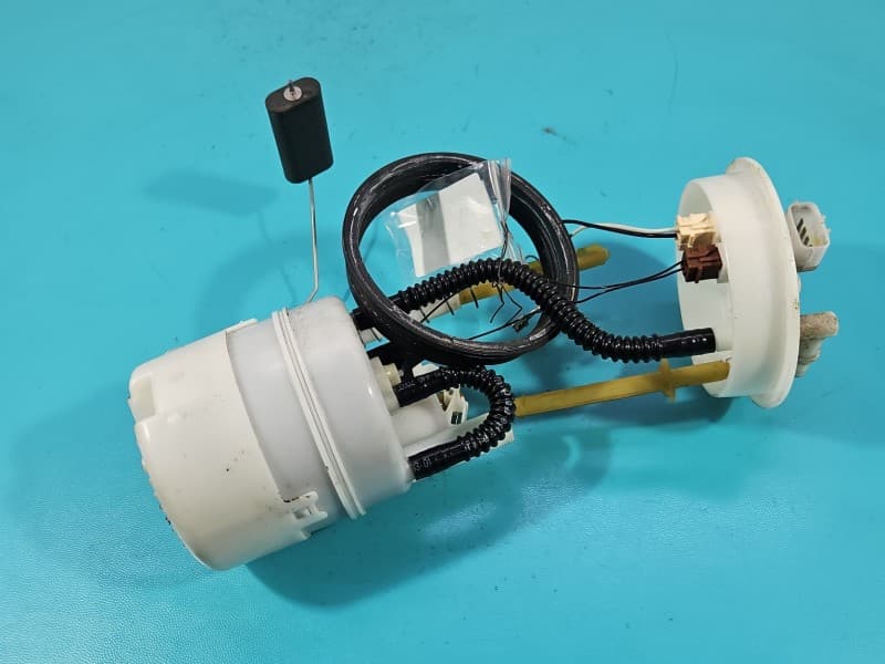 pompka Pompa paliwa Nissan Qashqai I J10 06-13 1,6 16V KR16 17040JD01A Uszkodzona plastikowa obudowa