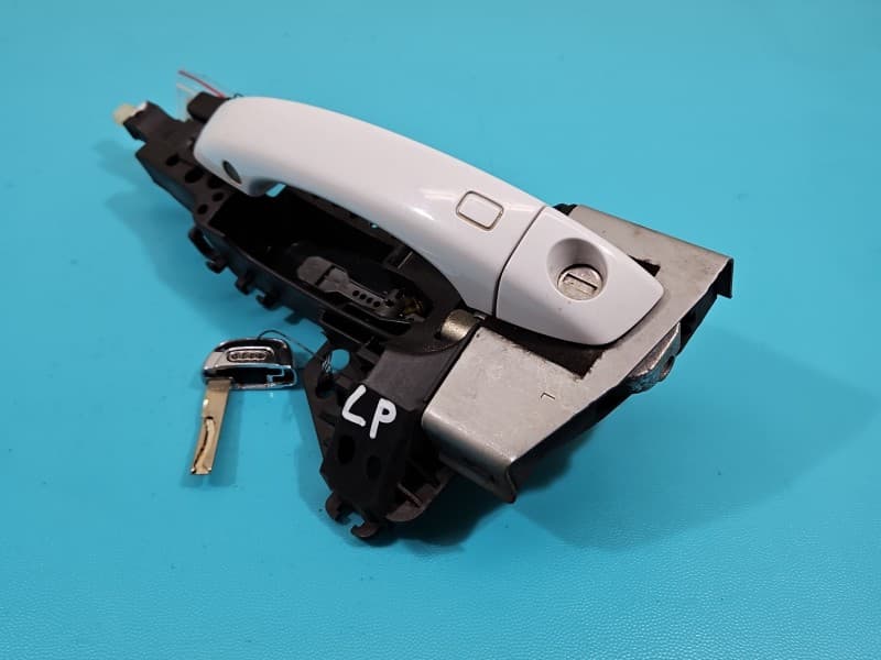 Klamka przód lewa zewnętrzna AUDI A8 D4 4H 4H1837885 LS9R