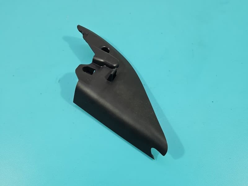 Osłona ZAŚLEPKA PLASTIK przód prawa Trójkąt osłona drzwi lusterka Skoda Octavia IV 5E3837974