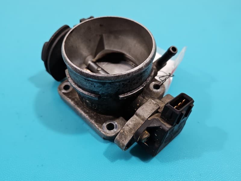 Przepustnica Vw Passat B4 1,6 8V wiel 037907385Q