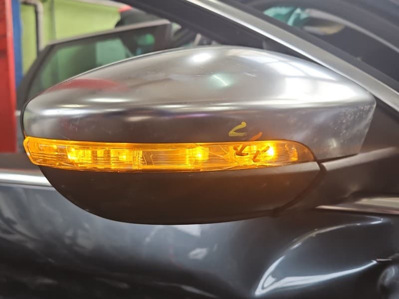 Lusterko prawe Vw Passat B7 7pin, 7 przewodów .Pęknięty kierunkowskaz, pęknięty wkład lusterka europa