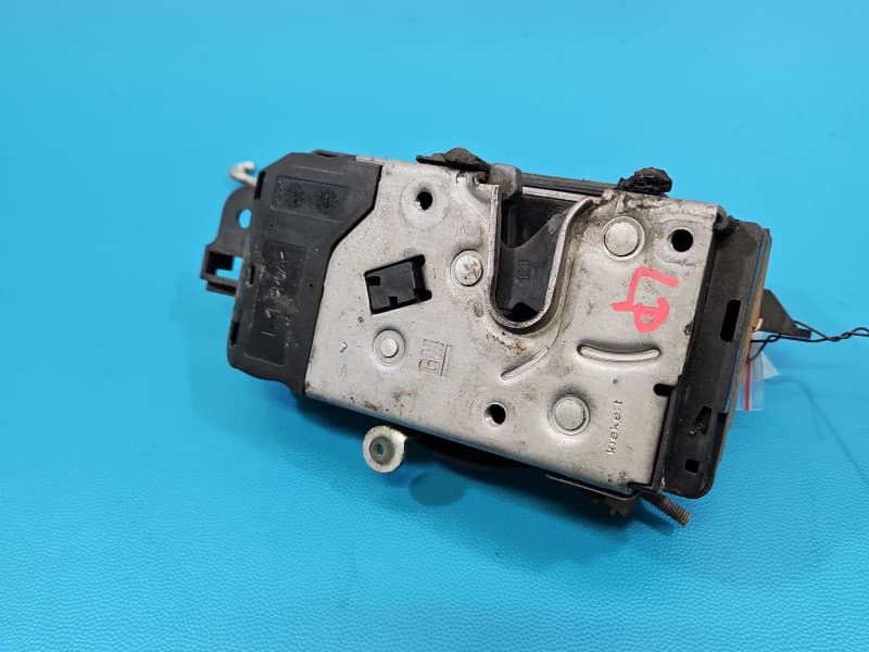 Zamek przód lewy Opel Astra III H EUROPA 13210748