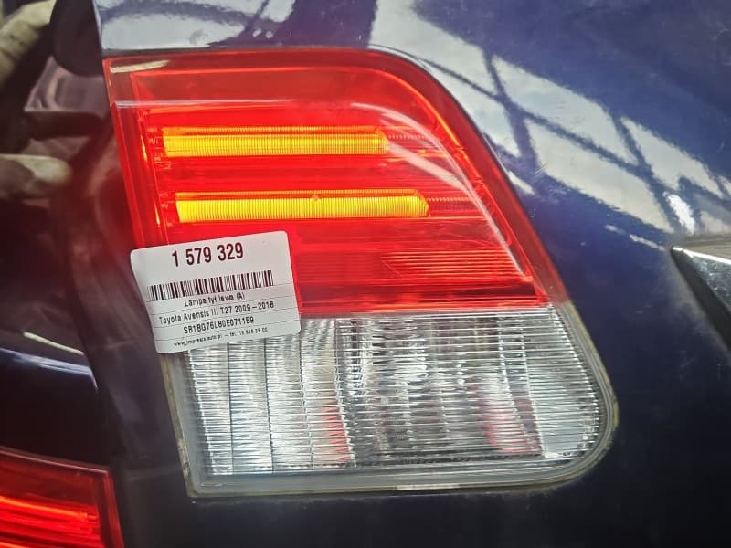 Lampa tył lewa klapy Toyota Avensis III T27 sedan EUROPA