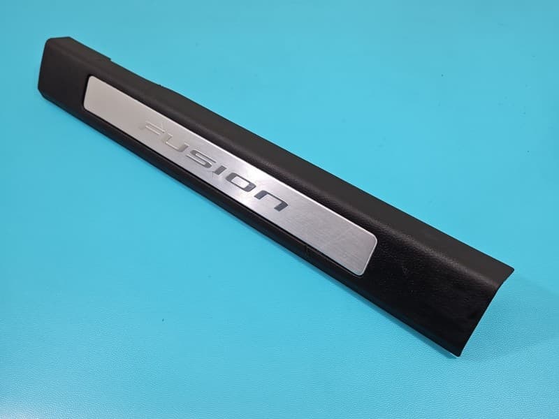 Osłona ZAŚLEPKA PLASTIK PRZÓD PRAWY . Rysy, zadrapania Ford Fusion USA 12-20 DS73-F13200-G