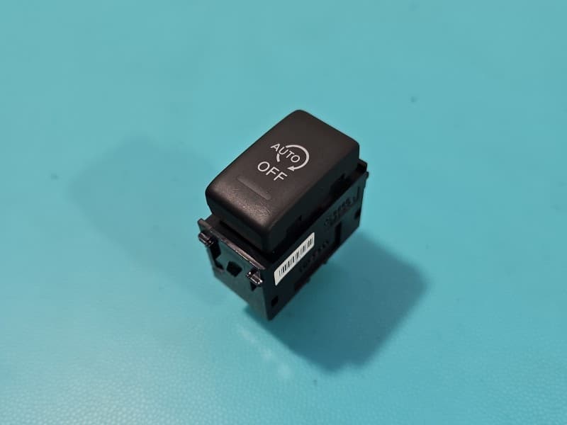 Przełącznik AUTO OFF Nissan Juke I F15 10-19 9882