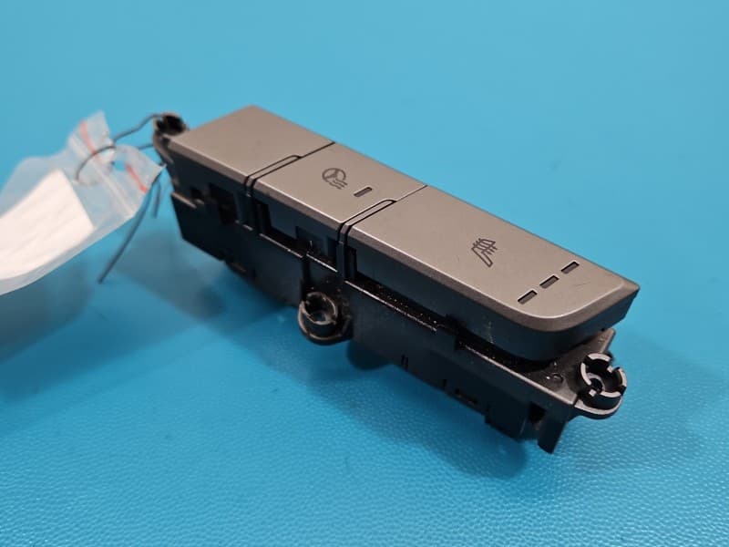 Przełącznik podgrzewania fotela lewego kierownicy Hyundai Elantra VI 15-20 93300-F2220